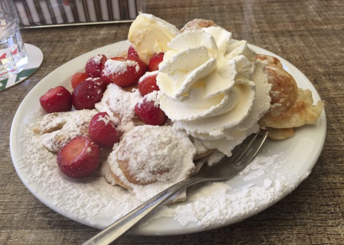 poffertjes met aardbeien en slagroom